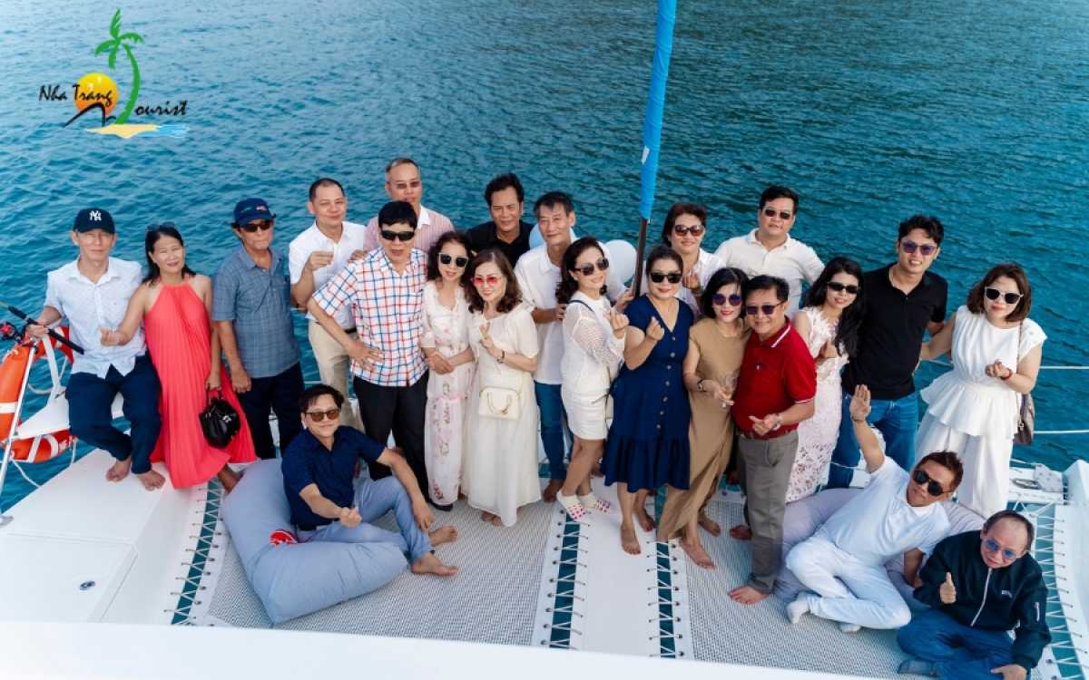 Hội Mắt Kính Nha Trang - Khánh Hòa tổ chức sinh nhật tuổi lên 10 trên du thuyền Nemo Yacht